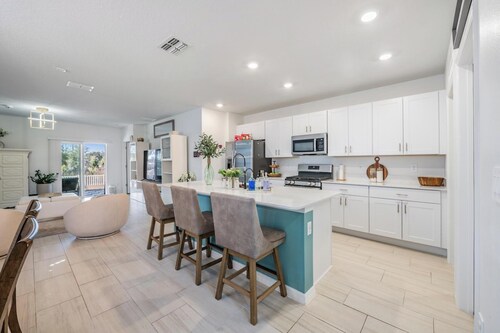 5 BR Home/Sleeps 10/3 Offices/Fenced/Garage