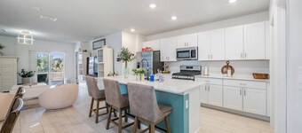 5 BR Home/Sleeps 10/3 Offices/Fenced/Garage