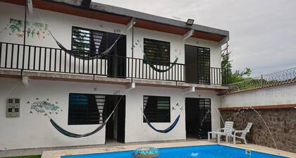 Cozy country house with swimming pool and comfort only 5 min. from the city.