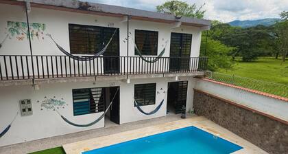 Cozy country house with swimming pool and comfort only 5 min. from the city.