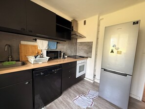 A modern kitchen with a dishwasher, microwave, stove, and refrigerator. - Two-bedroom apartment within a 10-minute walk of downtown (Aix-en-Provence)