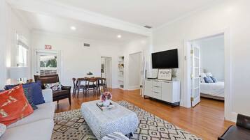 House, Multiple Beds (Porch on Pine) | Living area