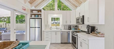 House, Multiple Beds (Porch on Pine) | Private kitchen