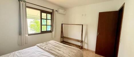 Desk, laptop workspace, WiFi (free)