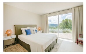 Room - A CONTEMPORARY VILLA WITH AN EXCEPTIONAL PANORAMA (La Croix-Valmer)