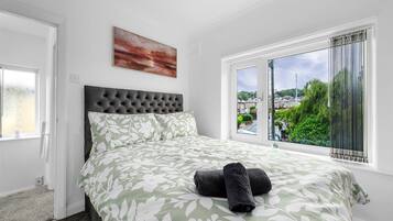Een bureau, een strijkplank/strijkijzer, wifi, beddengoed