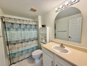 Towels, soap, toilet paper - Peaceful Beachwalk Escape! Updated 3rd-Floor Condo w/ Lanai, Pool & Hot Tub (Fort Myers)