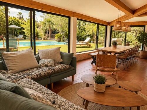Provençal villa with pool, ocean views, and walking distance to the beach, sleeps 10, Giens Peninsula