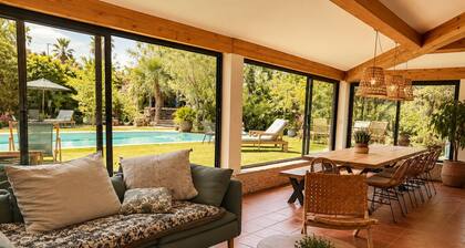 Provençal villa with pool, ocean views, and walking distance to the beach, sleeps 10, Giens Peninsula