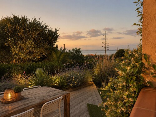Provençal villa with pool, ocean views, and walking distance to the beach, sleeps 10, Giens Peninsula