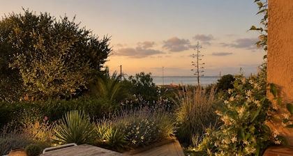 Provençal villa with pool, ocean views, and walking distance to the beach, sleeps 10, Giens Peninsula