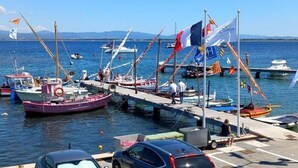 A marina with boats docked, a pier, and a clear view of the water. - Provençal villa with pool, ocean views, and walking distance to the beach, sleeps 10, Giens Peninsula (Hyères)