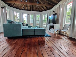Living area - Private, Ocean Side, Walking Distance to Beach (Corolla)