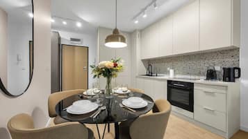 Frigorífico, horno, placa de cocina y lavavajillas