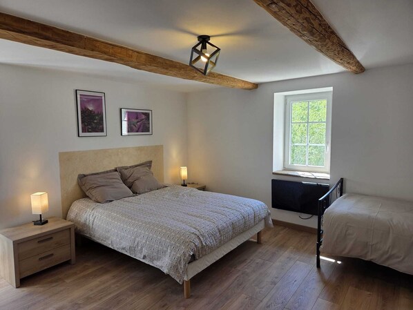 4 bedrooms, travel cot, free WiFi, bed sheets