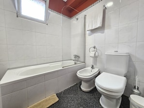 Séchoir à cheveux, bidet, serviettes fournies, savon