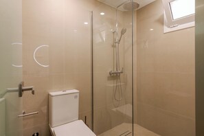 Chambre Supérieure, vue jardin | Salle de bain | Articles de toilette gratuits, serviettes fournies, savon, shampoing