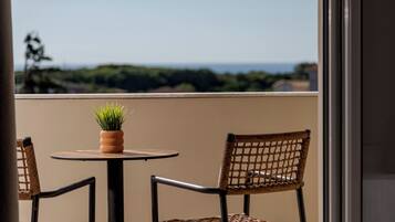 Superior Room, Garden View | Dining