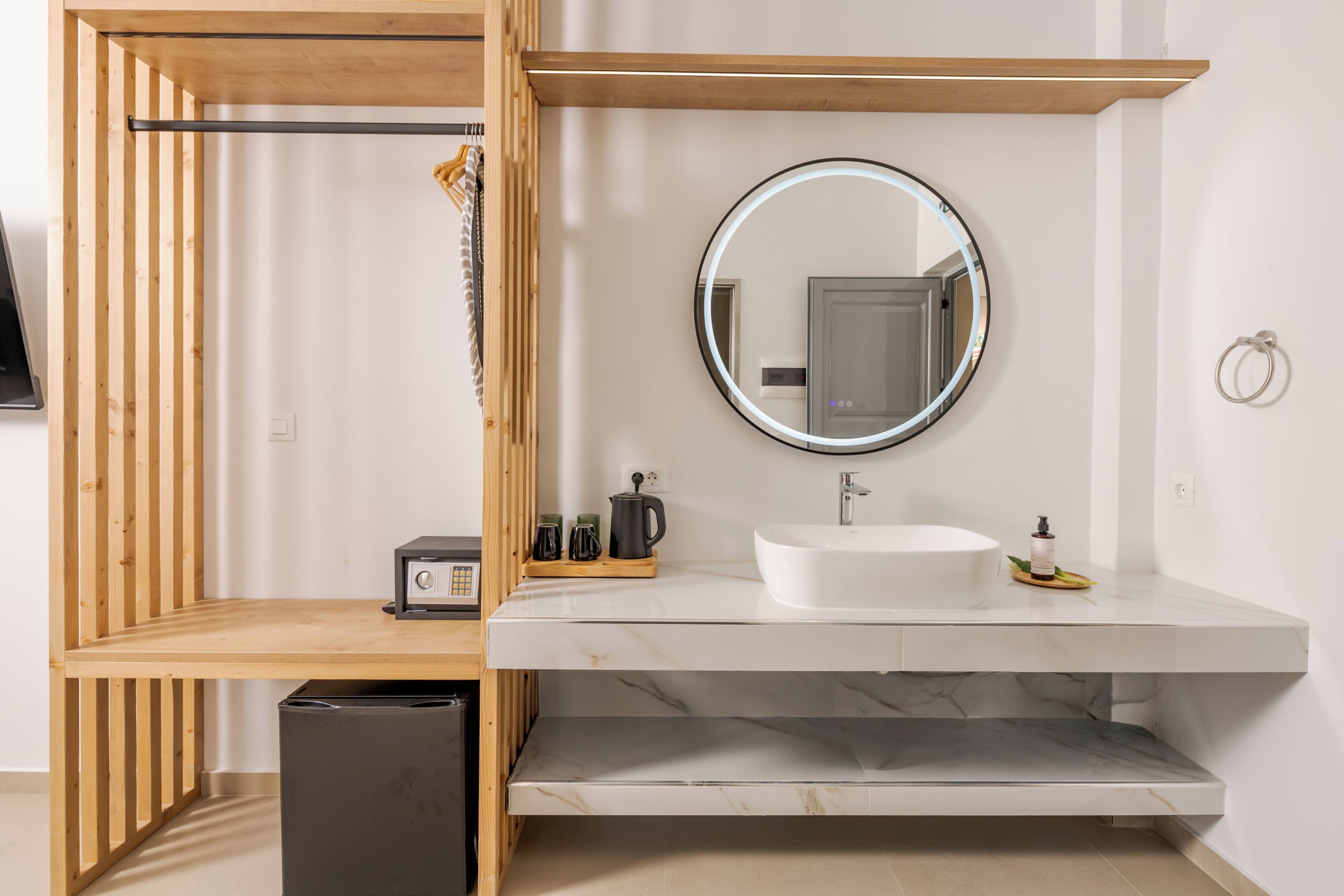 Quarto casal superior, vista para o jardim, no piso térreo | Cofres nos quartos, escrivaninha, cortinas blackout