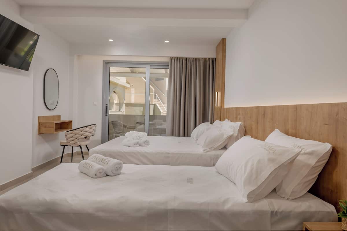 Chambre Triple Supérieure, vue jardin, rez-de-chaussée | Vue de la chambre