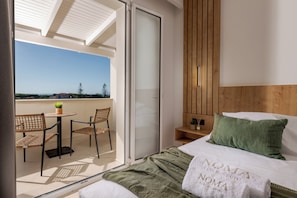 Habitación superior, vista al jardín | Caja de seguridad en la habitación, escritorio y cortinas blackout 