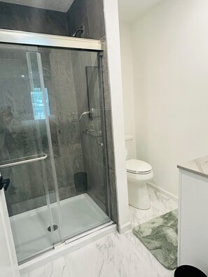 Shower, towels, soap, toilet paper - Lovely, spacious, 4-bedroom house with AC in welcoming Marietta (Marietta)
