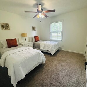 4 bedrooms, iron/ironing board, WiFi, bed sheets - Lovely, spacious, 4-bedroom house with AC in welcoming Marietta (Marietta)