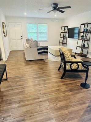 Smart TV - Lovely, spacious, 4-bedroom house with AC in welcoming Marietta (Marietta)