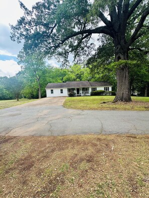 Exterior - Lovely, spacious, 4-bedroom house with AC in welcoming Marietta (Marietta)