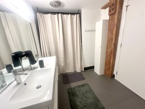 Secadora de cabello, toallas, jabón, papel de baño 