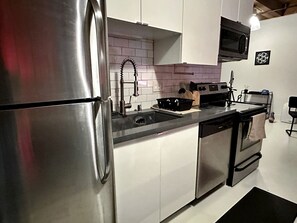 Private kitchen - Pet-Friendly Industrial Arts District Loft – Walk to Restaurants, Coffee & Bars! (Los Angeles)