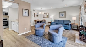 Living area - Links Golf and Racquet Club, North Myrtle Beach Resort (North Myrtle Beach)