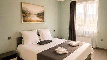 3 bedrooms, iron/ironing board, internet, bed sheets