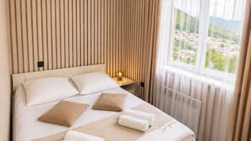 3 bedrooms, iron/ironing board, internet, bed sheets