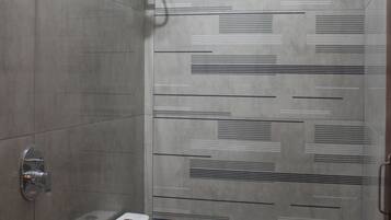 Amenidades de baño gratuitas, toallas, jabón, shampoo