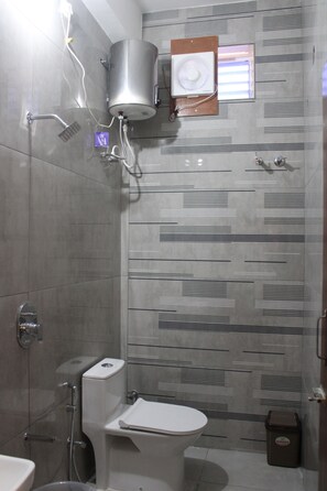 Amenidades de baño gratuitas, toallas, jabón, shampoo 