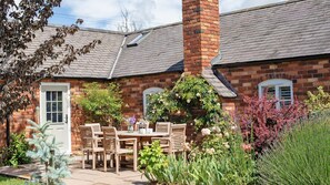 Outdoor dining - Apple Tree Cottage - Charming Ground Floor Cotswold Cottage (Aston SubEdge)