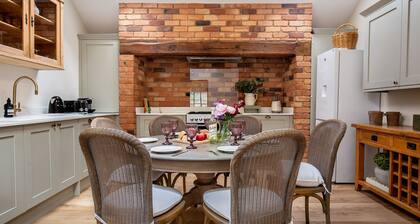 Apple Tree Cottage - Charming Ground Floor Cotswold Cottage