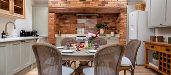Apple Tree Cottage - Charming Ground Floor Cotswold Cottage