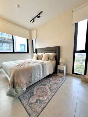 Tabla de planchar con plancha, wifi gratis y ropa de cama