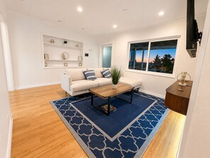 Smart TV - Teal Escape Coastal Bungalow - Fort Lauderdale (Fort Lauderdale)
