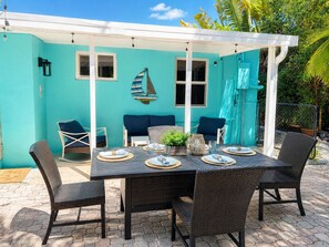 Outdoor dining - Teal Escape Coastal Bungalow - Fort Lauderdale (Fort Lauderdale)