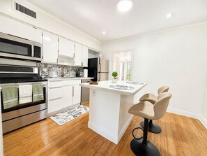 Private kitchen - Teal Escape Coastal Bungalow - Fort Lauderdale (Fort Lauderdale)