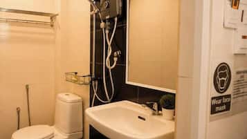 Habitación estándar | Baño | Ducha, artículos de higiene personal gratuitos, toallas y jabón