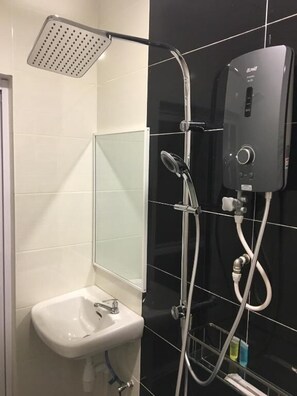 Shower, free toiletries, towels, soap - H HOTEL SEGAMAT (Segamat)