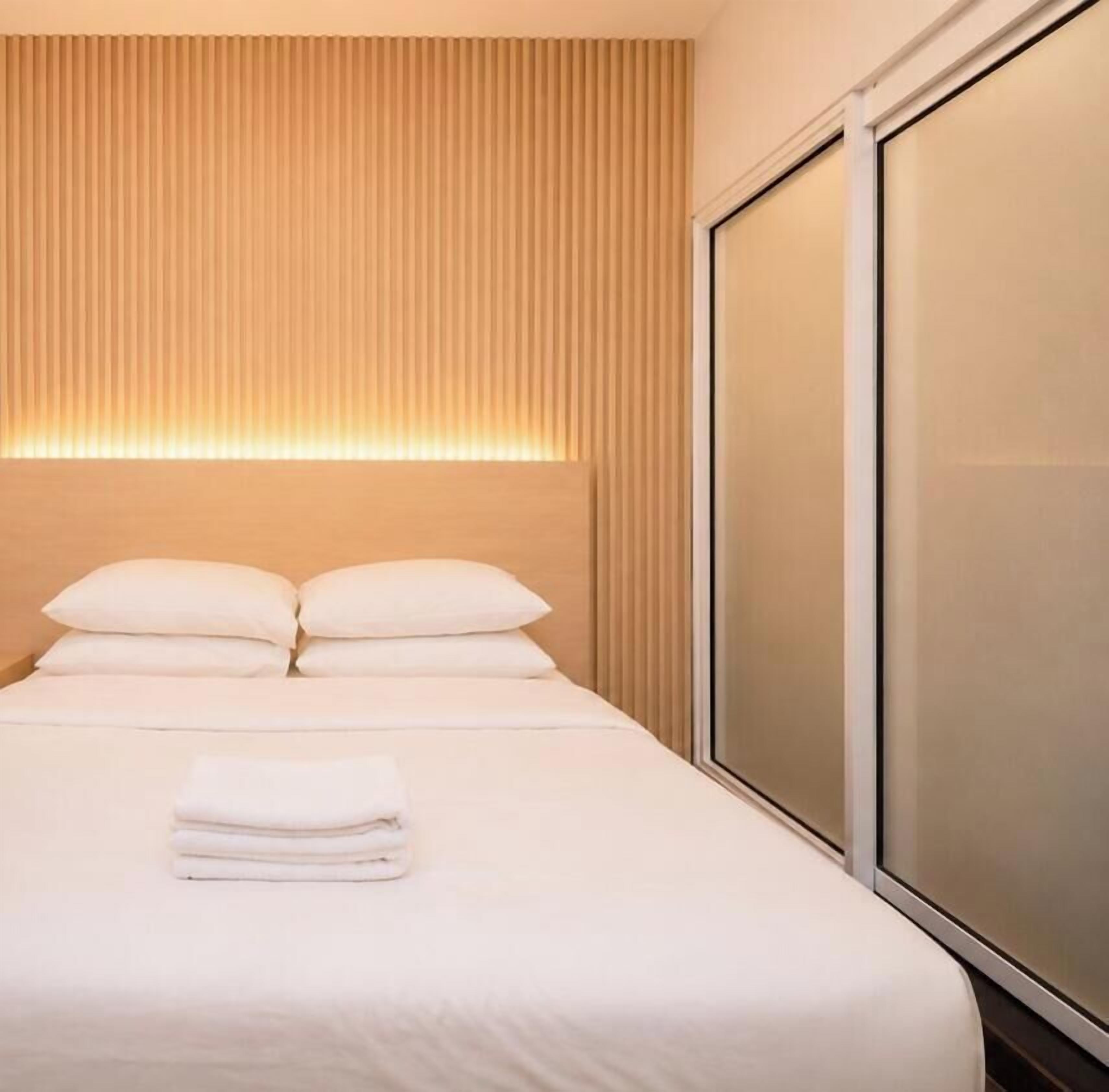 Habitación Deluxe | Tabla de planchar con plancha, wifi gratis y ropa de cama 