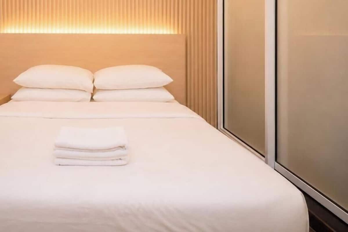 Tabla de planchar con plancha, wifi gratis y ropa de cama