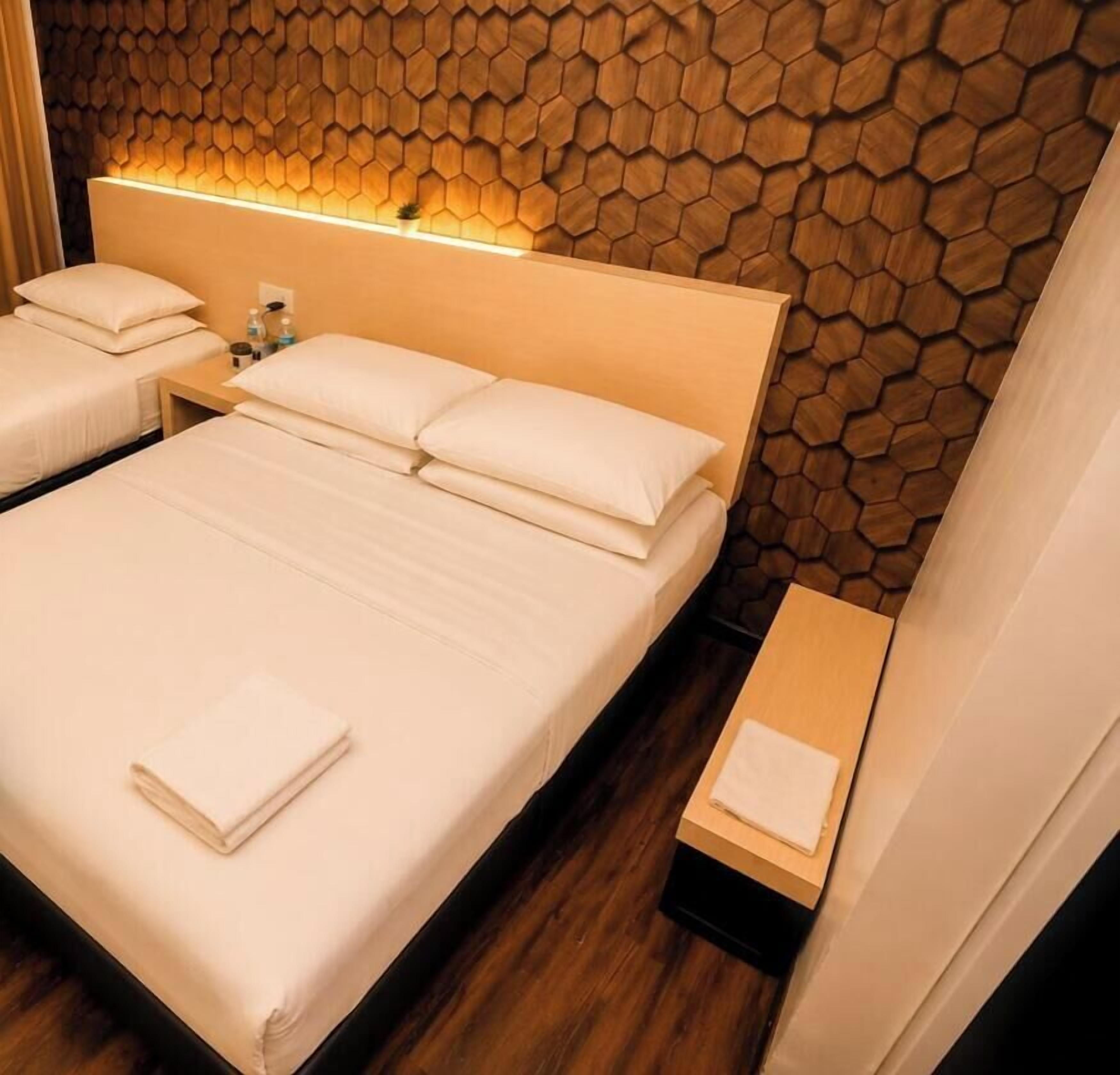 Habitación triple familiar | Tabla de planchar con plancha, wifi gratis y ropa de cama 