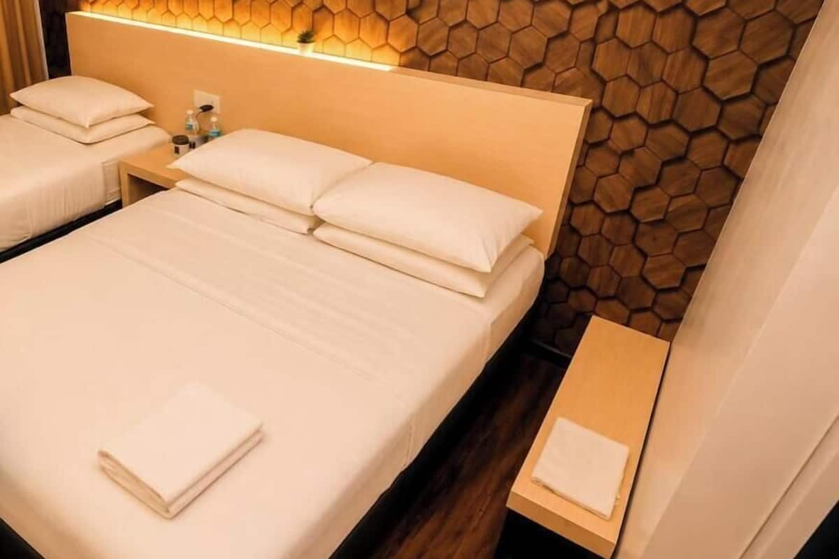 Tabla de planchar con plancha, wifi gratis y ropa de cama
