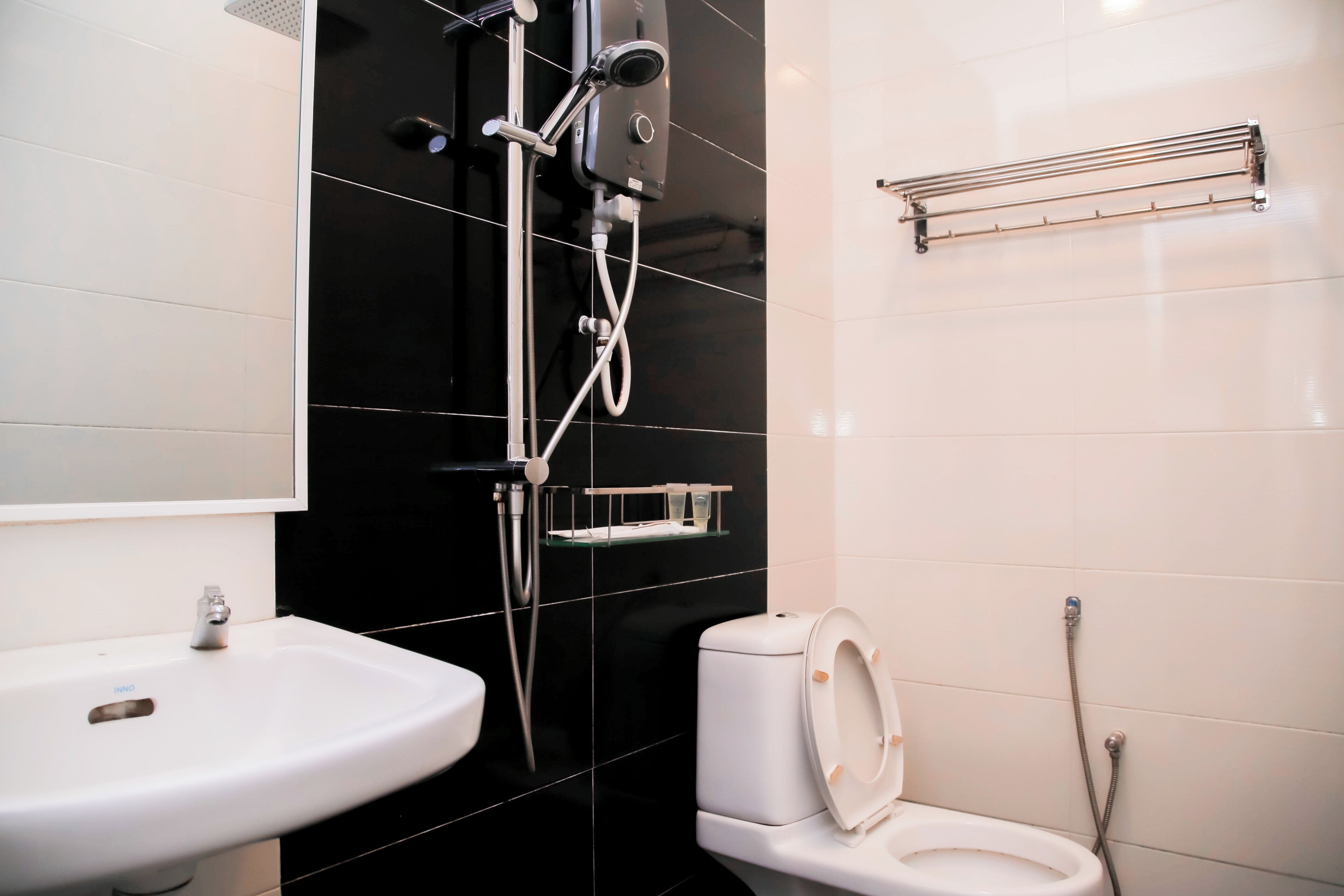 Habitación superior | Baño | Regadera, amenidades de baño gratuitas, toallas, jabón 